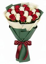 Букет Микс из красных и белых роз в Цильне