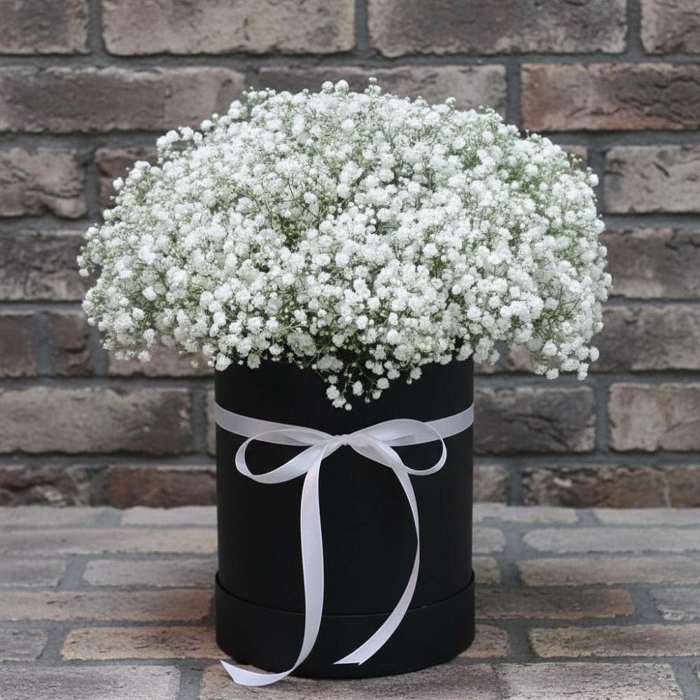 Цветочная композиция из Гипсофила в шляпной коробке в Цильне