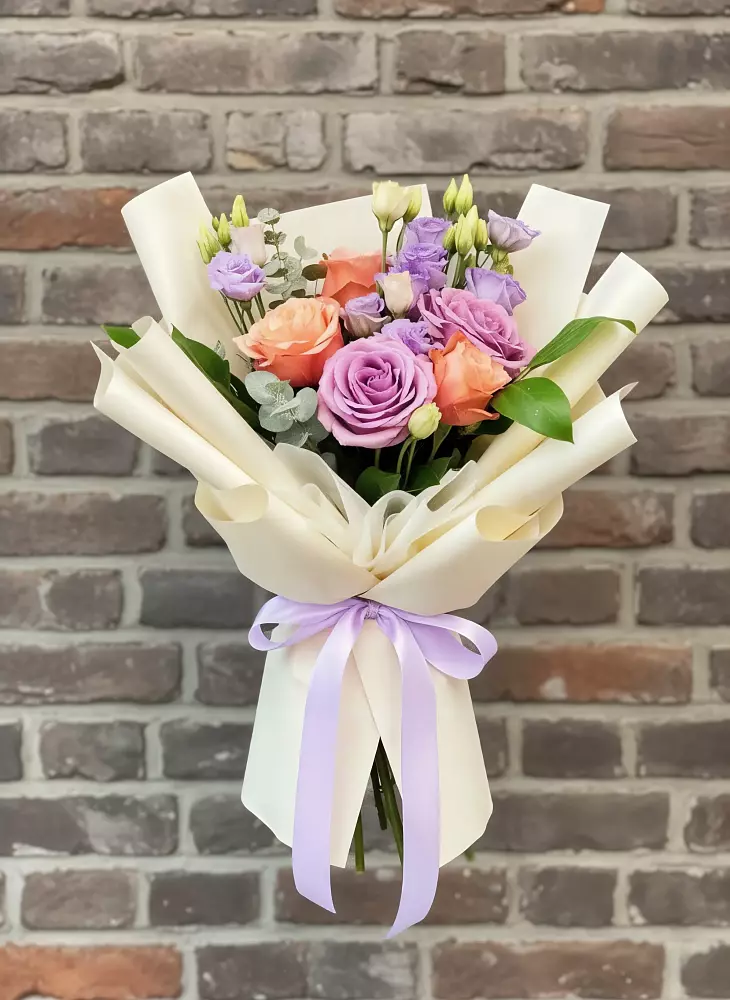 Букет цветов из: Лизиантусы и Розы в Цильне