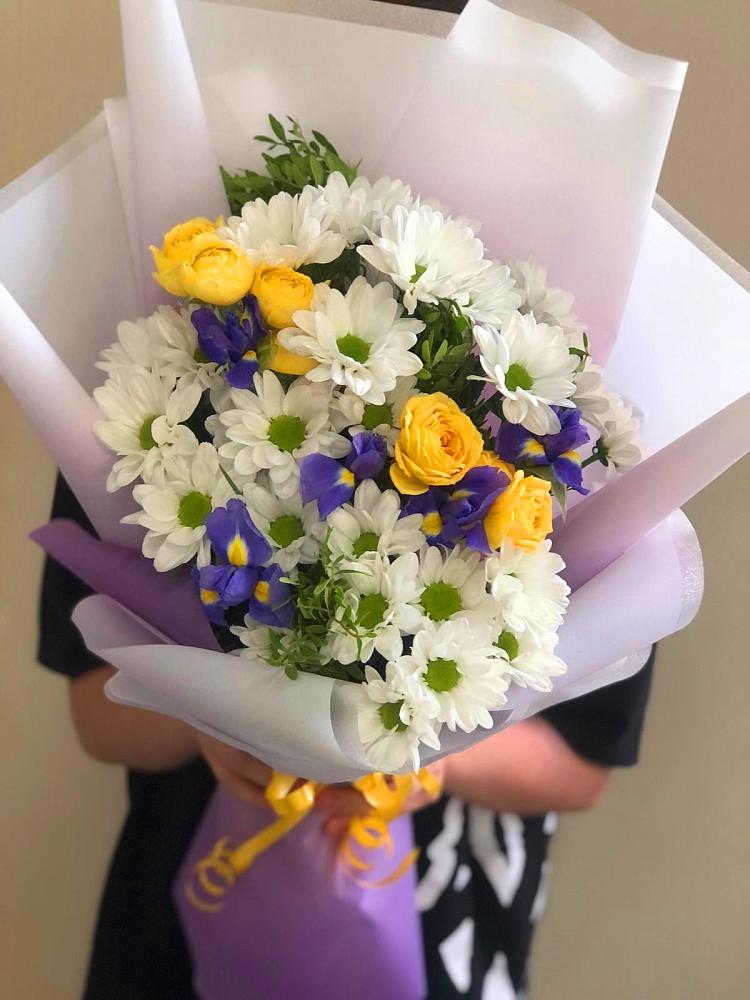 Букет цветов из: Ирисы, Хризантемы и Розы в Цильне