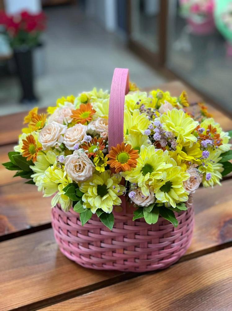 Цветочная композиция из Хризантемы и Розы в корзине в Цильне