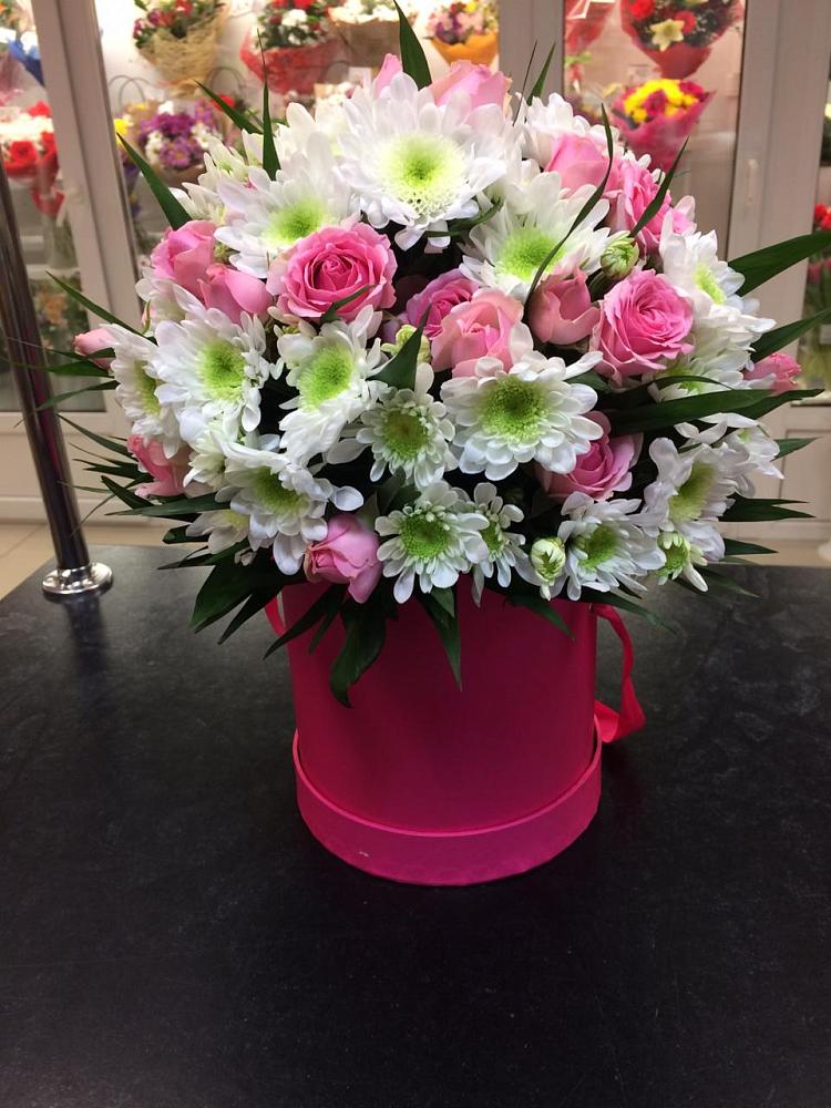 Цветочная композиция из Розы и Хризантемы в шляпной коробке в Цильне