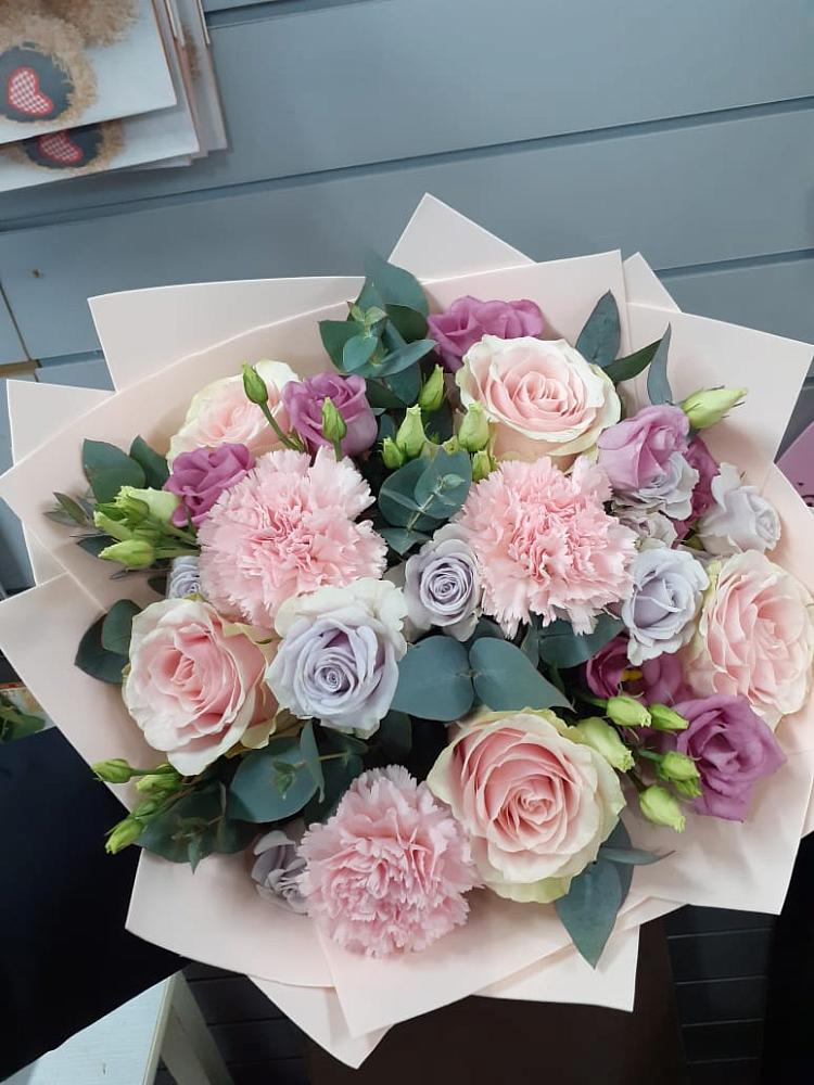 Букет цветов из: Розы, Гвоздики и Лизиантусы в Цильне