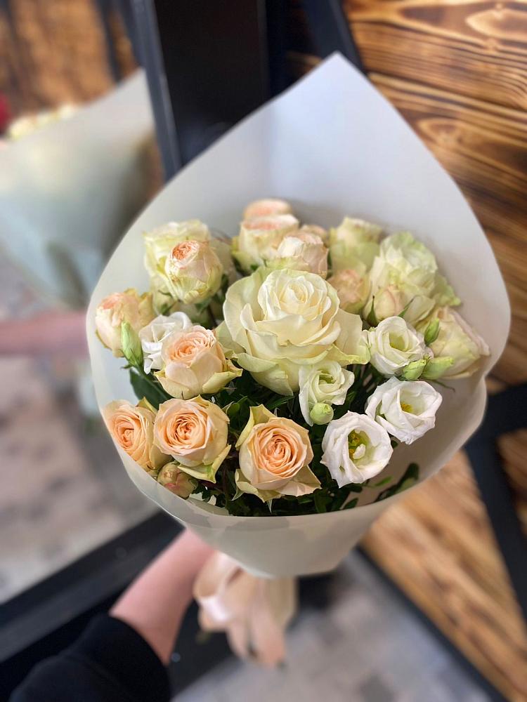 Букет цветов из: Розы и Лизиантусы в Цильне